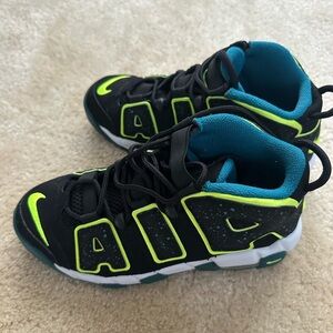 Nike Kids Black and Neon Green Sneakers